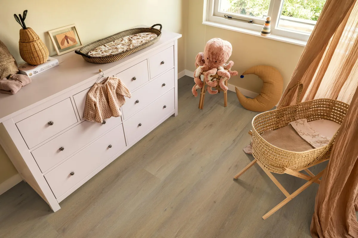 Leyton / Vivero dark oak, plak pvc in een babykamer, met een witte commode en een rieten wieg