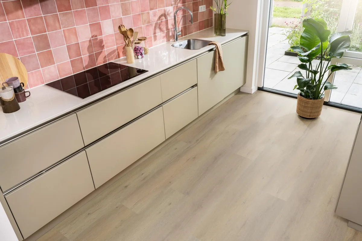 Leyton / Vivero dark oak, plak pvc in een keuken met een roze tegelwand en openslaande tuindeuren