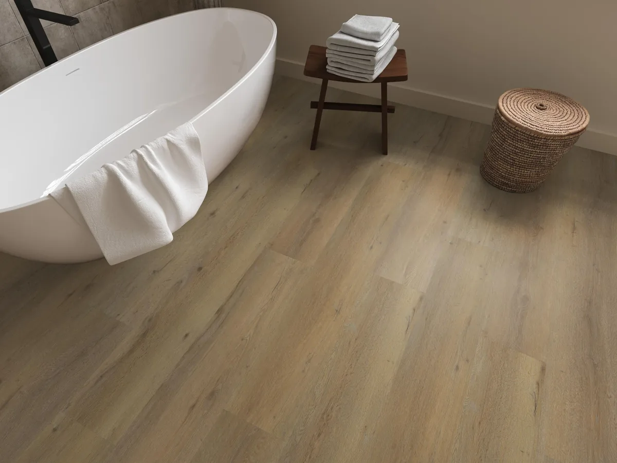 Leyton / Vivero dark oak, plak pvc in een badkamer, met een vrijstaand bad en een rieten wasmand