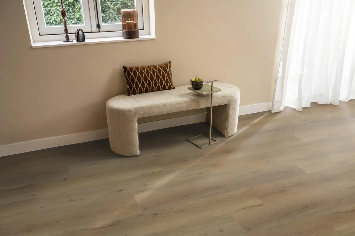 Leyton / Vivero dark oak, plak pvc in een hal, met een bankje onder het raam en zonlicht over de vloer
