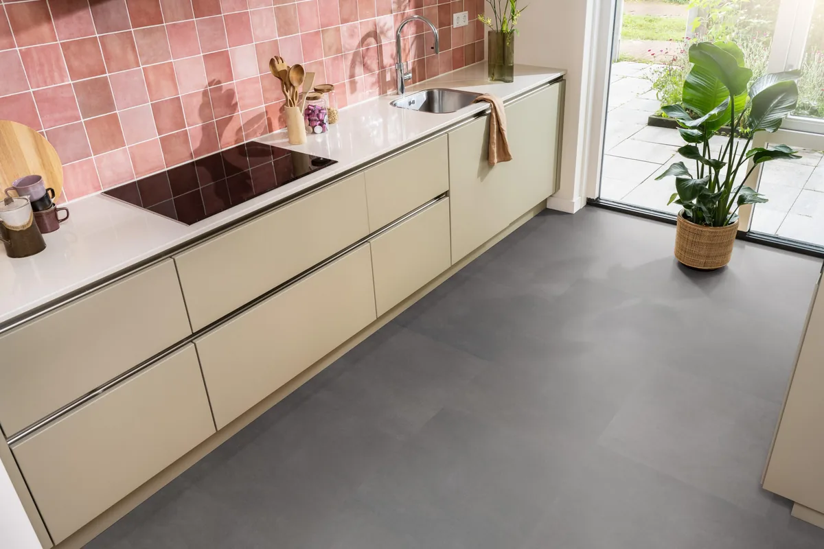 Peckham / Baroso anthracite, plak pvc in een keuken met een roze tegelwand en openslaande tuindeuren