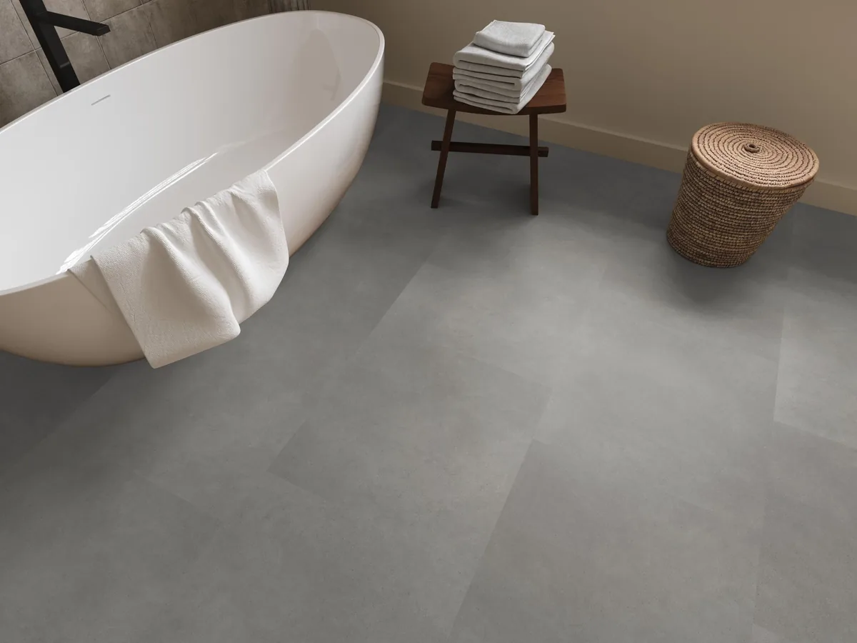 Peckham / Baroso grey, klik pvc in een badkamer, met een vrijstaand bad en een rieten wasmand