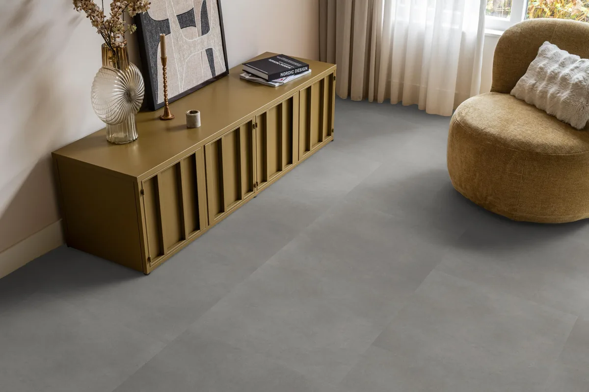 Peckham / Baroso grey, klik pvc in een woonkamer, met een okergeel dressoir en een ronde fauteuil