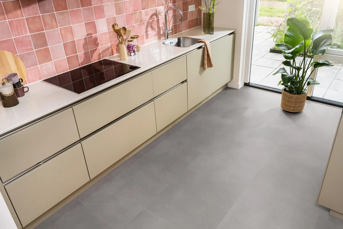 Peckham / Baroso grey, klik pvc in een keuken met een roze tegelwand en openslaande tuindeuren