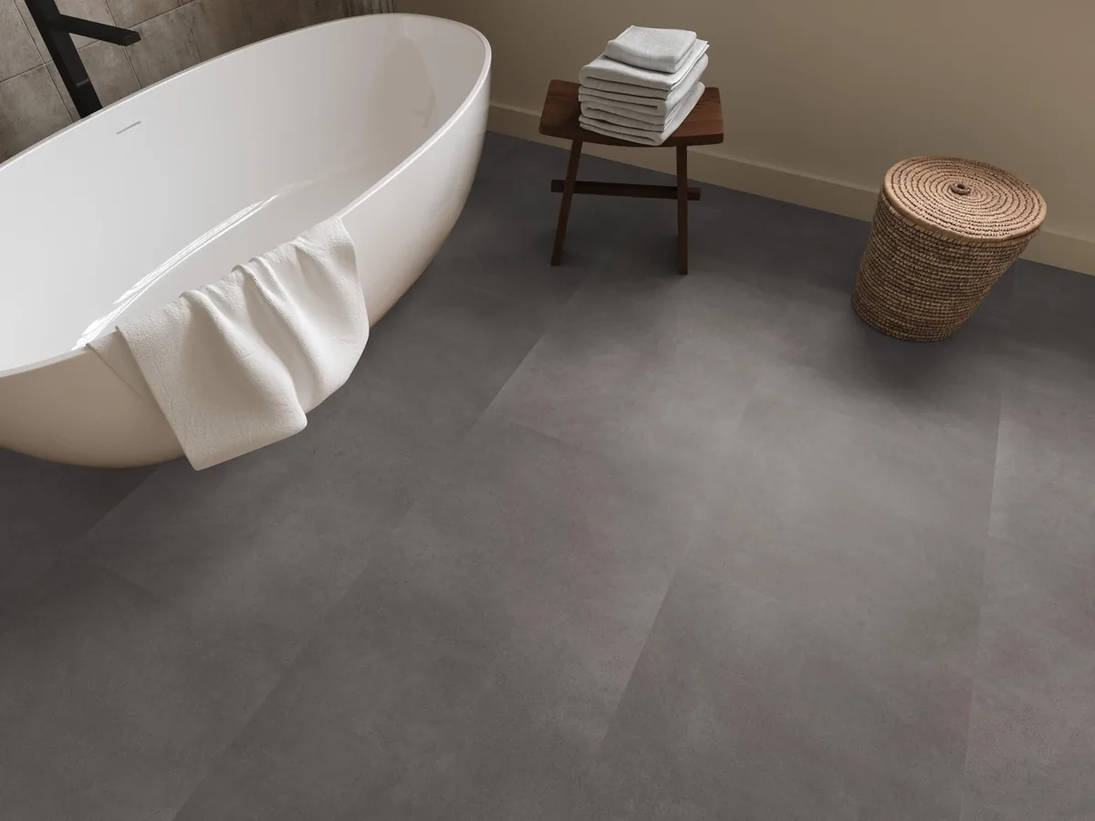 Peckham / Baroso grey, klik pvc in een badkamer, met een vrijstaand bad en een rieten wasmand