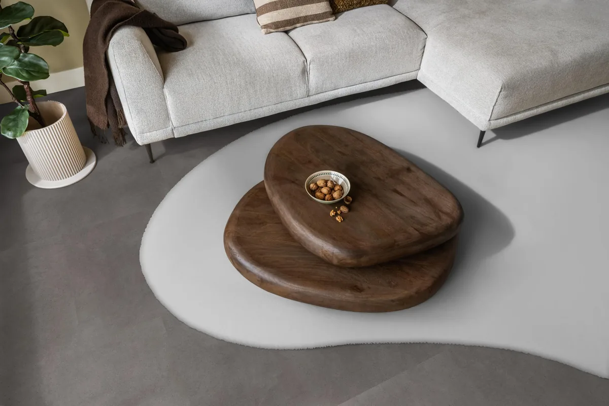 Peckham / Baroso grey, klik pvc in een woonkamer, met een lichte hoekbank en een wit vloerkleed
