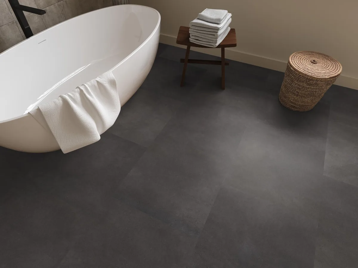 Peckham / Baroso anthracite, klik pvc in een badkamer, met een vrijstaand bad en een rieten wasmand