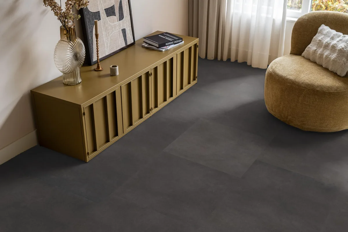 Peckham / Baroso anthracite, klik pvc in een woonkamer, met een okergeel dressoir en een ronde fauteuil