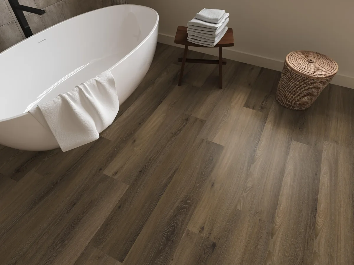Paddington / Avanto Warm brown, klik pvc in een badkamer, met een vrijstaand bad en een rieten wasmand