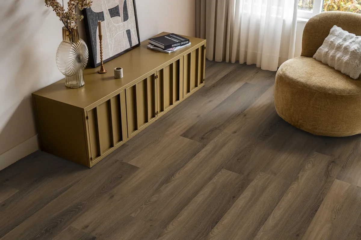 Paddington / Avanto Warm brown, klik pvc in een woonkamer, met een okergeel dressoir en een ronde fauteuil