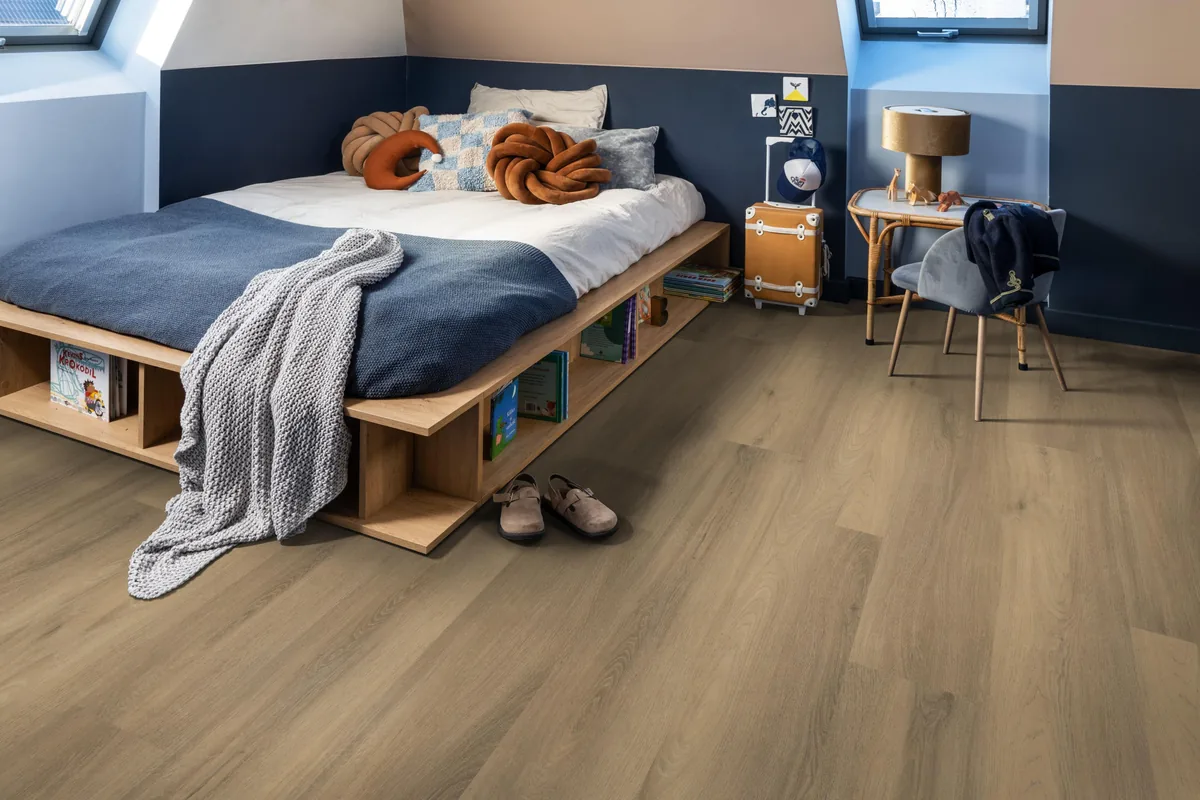 Paddington / Avanto natural, klik pvc in een slaapkamer onder een schuin dak, met een houten bedombouw en sloffen ervoor