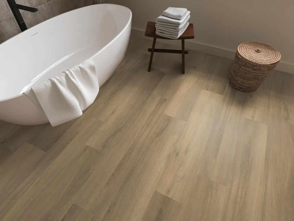 Paddington / Avanto natural, klik pvc in een badkamer, met een vrijstaand bad en een rieten wasmand