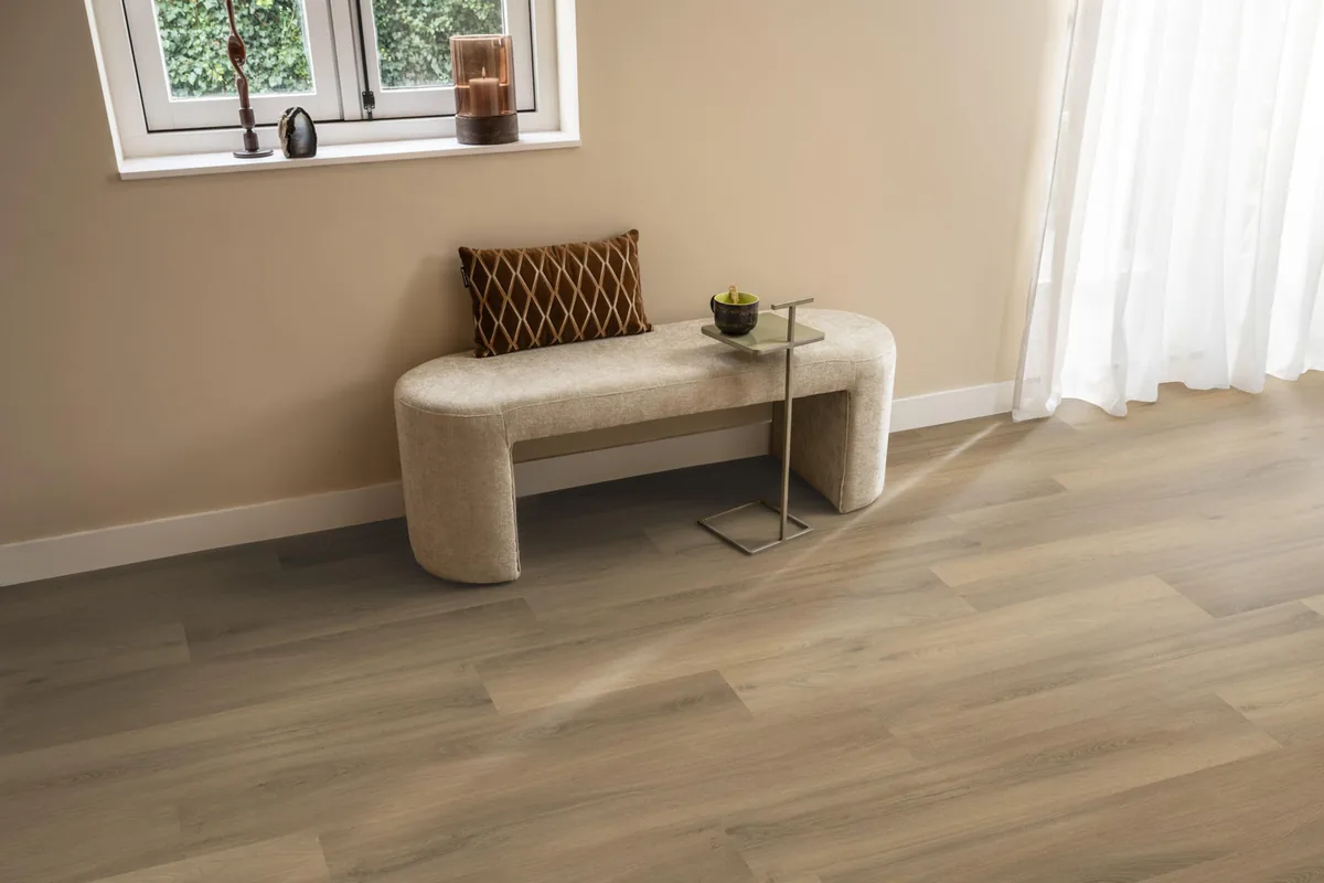 Paddington / Avanto natural, klik pvc in een hal, met een bankje onder het raam en zonlicht over de vloer