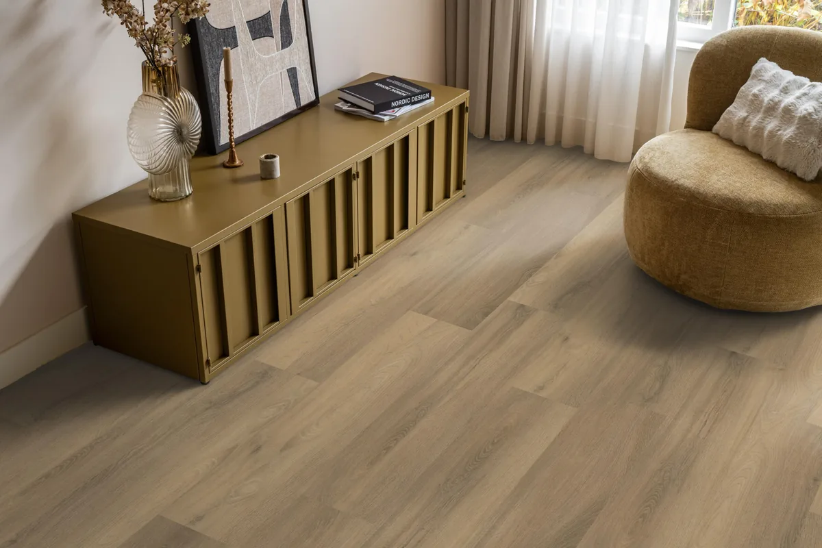 Paddington / Avanto natural, klik pvc in een woonkamer, met een okergeel dressoir en een ronde fauteuil