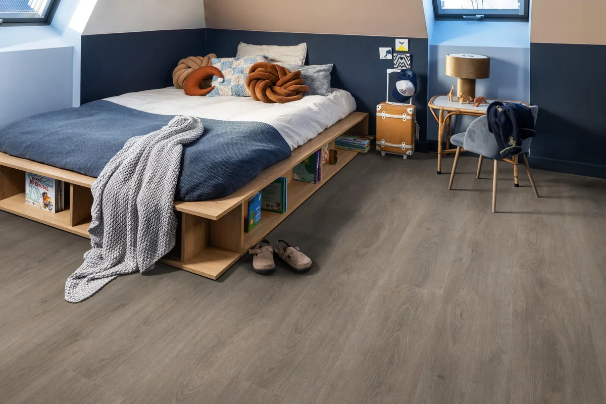 Parramatta / Robusto Smoky, klik pvc in een slaapkamer onder een schuin dak, met een houten bedombouw en sloffen ervoor