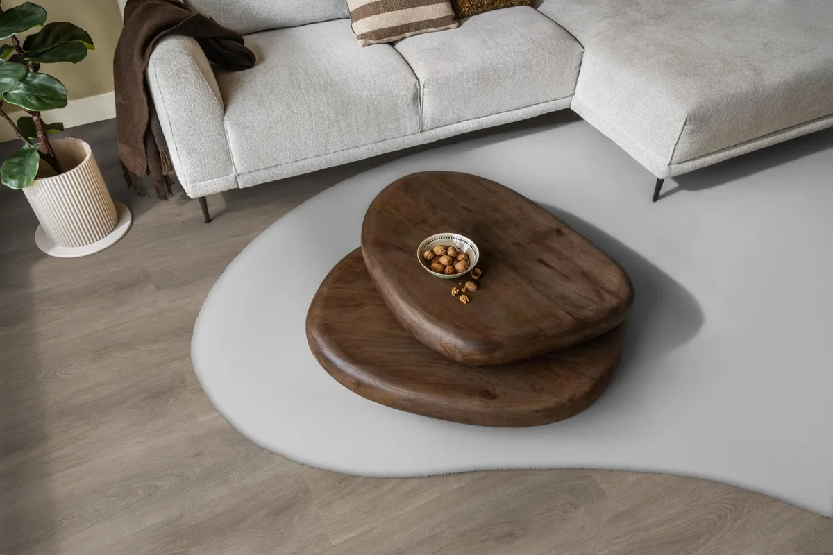 Parramatta / Robusto Smoky, klik pvc in een woonkamer, met een lichte hoekbank en een wit vloerkleed