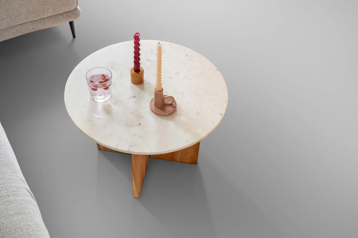 Parramatta / Robusto Light Grey, klik pvc in een woonkamer, met een ronde marmeren salontafel en twee kaarsen