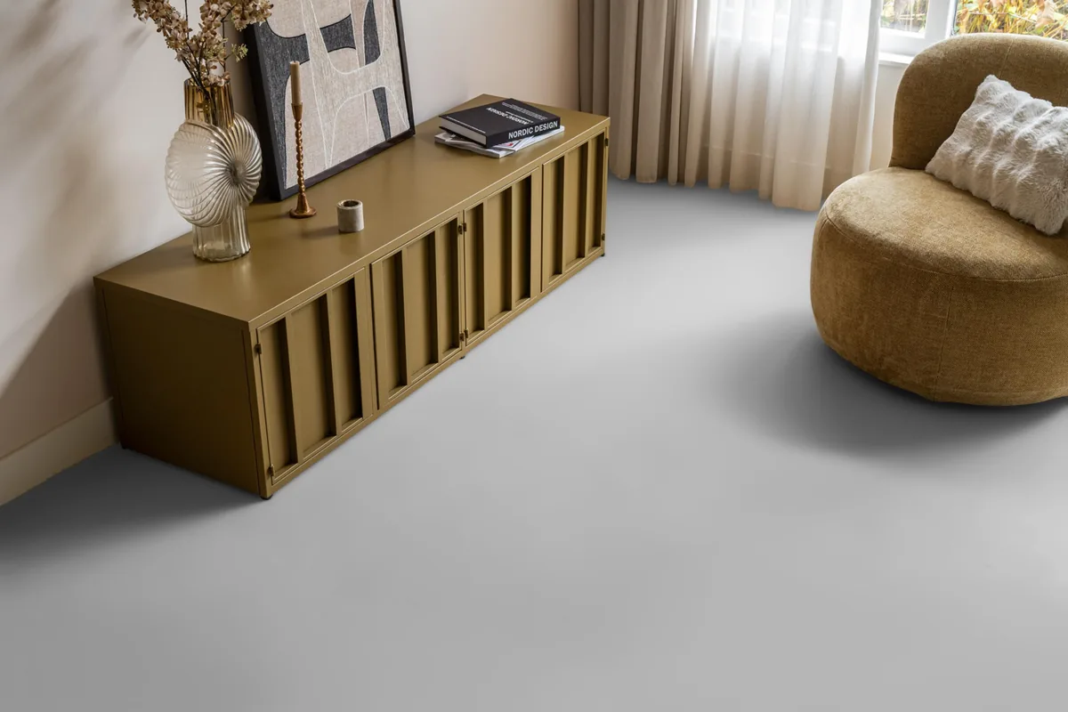 Parramatta / Robusto Light Grey, klik pvc in een woonkamer, met een okergeel dressoir en een ronde fauteuil