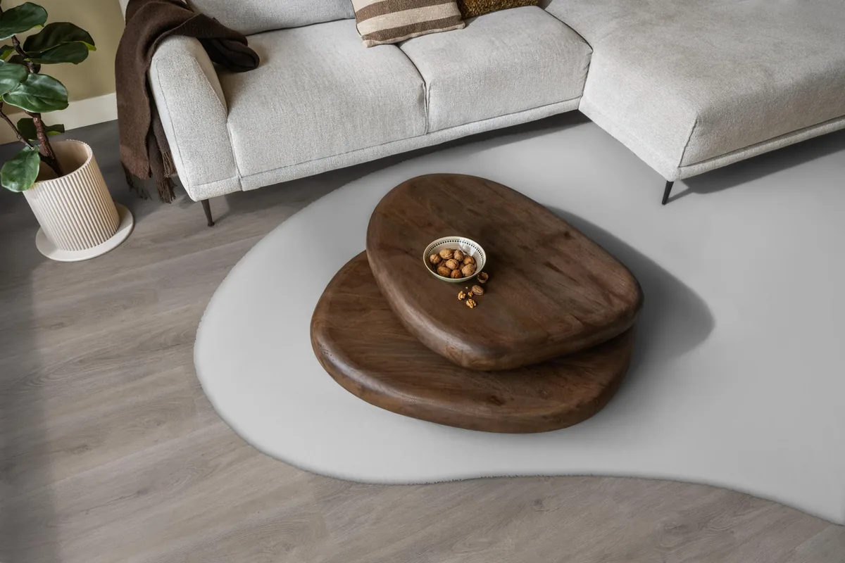 Parramatta / Robusto Grey oak, klik pvc in een woonkamer, met een lichte hoekbank en een wit vloerkleed