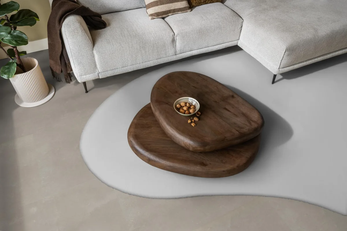 Westminster / Piero beige, klik pvc in een woonkamer, met een lichte hoekbank en een wit vloerkleed