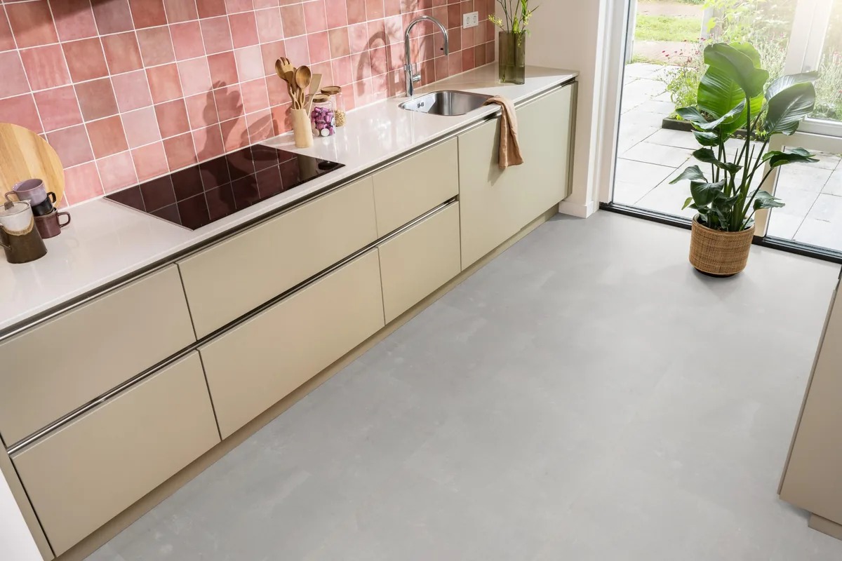 Victoria / Ceramo grey, klik pvc in een keuken met een roze tegelwand en openslaande tuindeuren