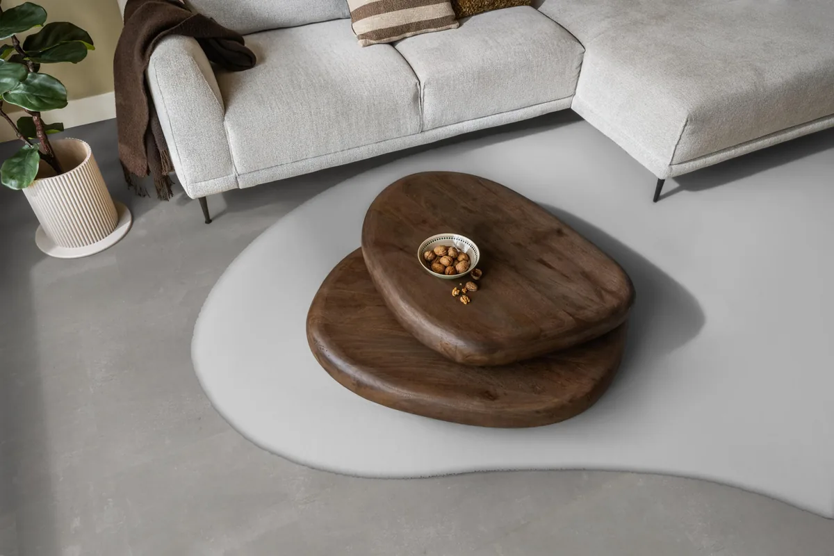 Victoria / Ceramo grey, klik pvc in een woonkamer, met een lichte hoekbank en een wit vloerkleed
