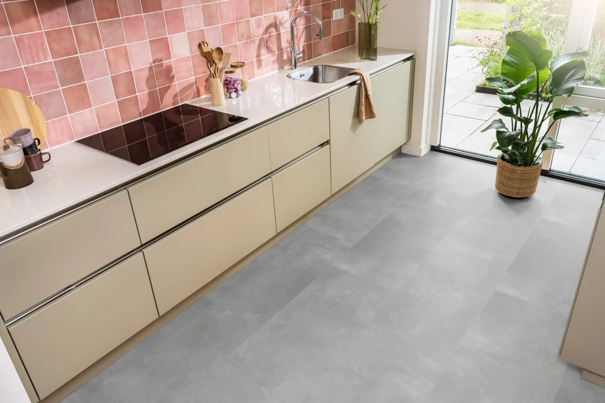 Ealing / Piazzo grey, klik pvc in een keuken met een roze tegelwand en openslaande tuindeuren