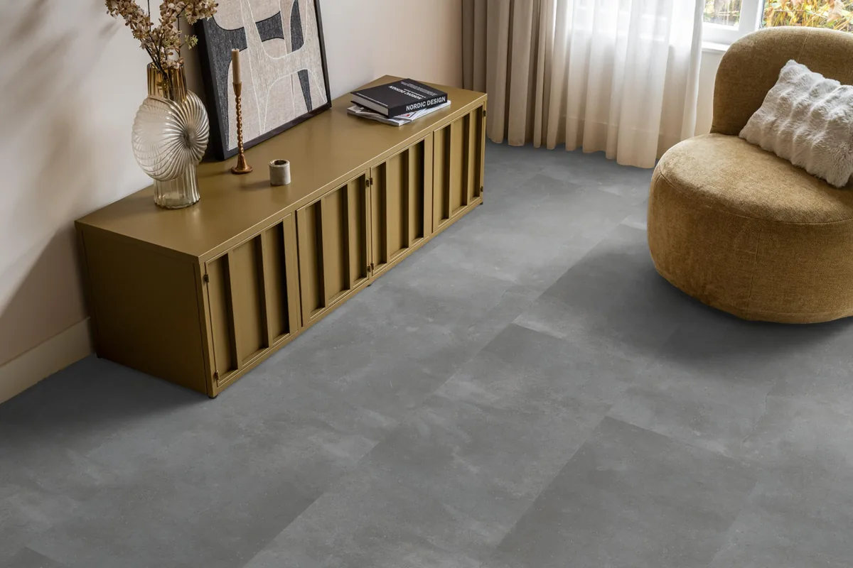 Ealing / Piazzo grey, klik pvc in een woonkamer, met een okergeel dressoir en een ronde fauteuil