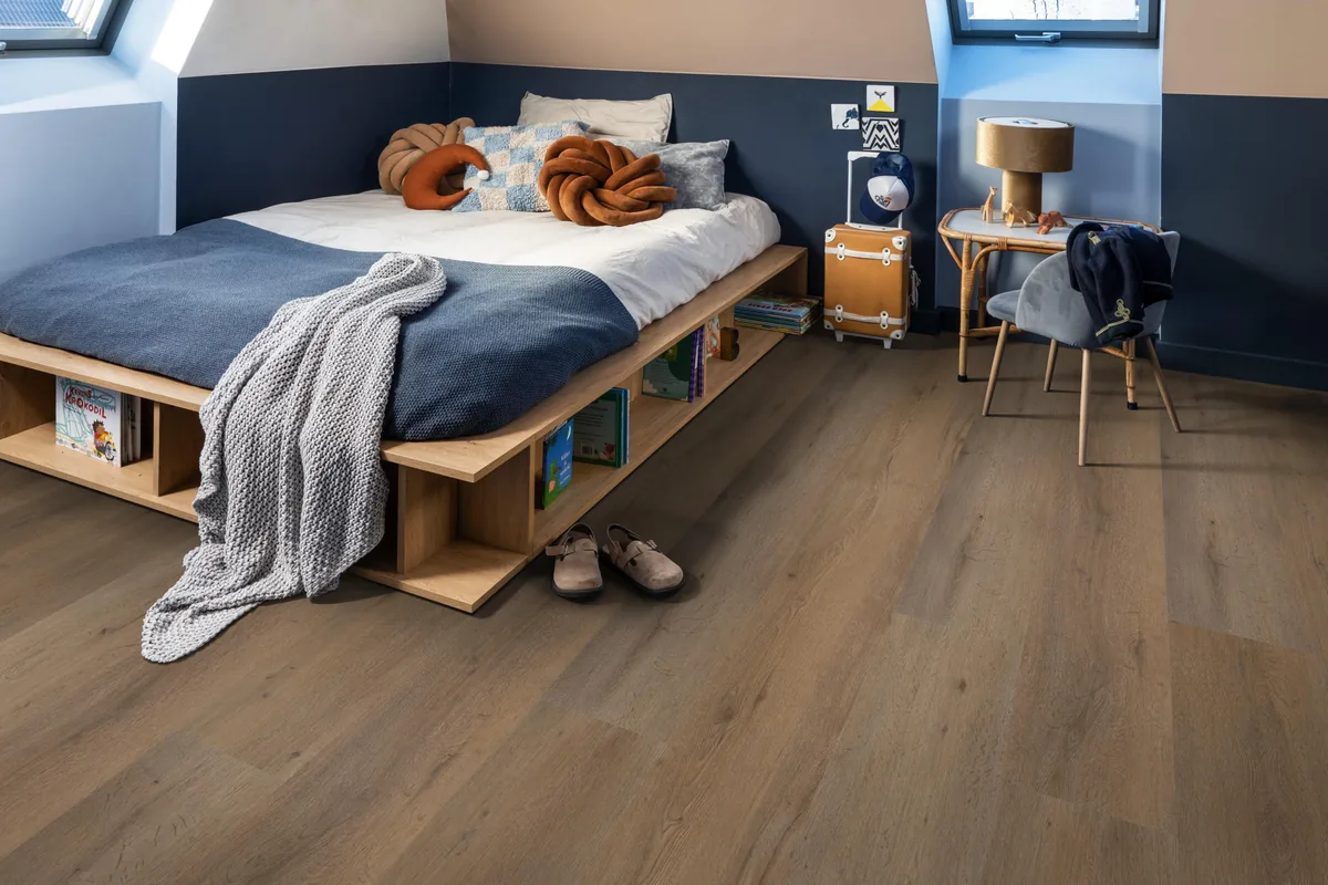 Leyton / Vivero smoky, klik pvc in een slaapkamer onder een schuin dak, met een houten bedombouw en sloffen ervoor