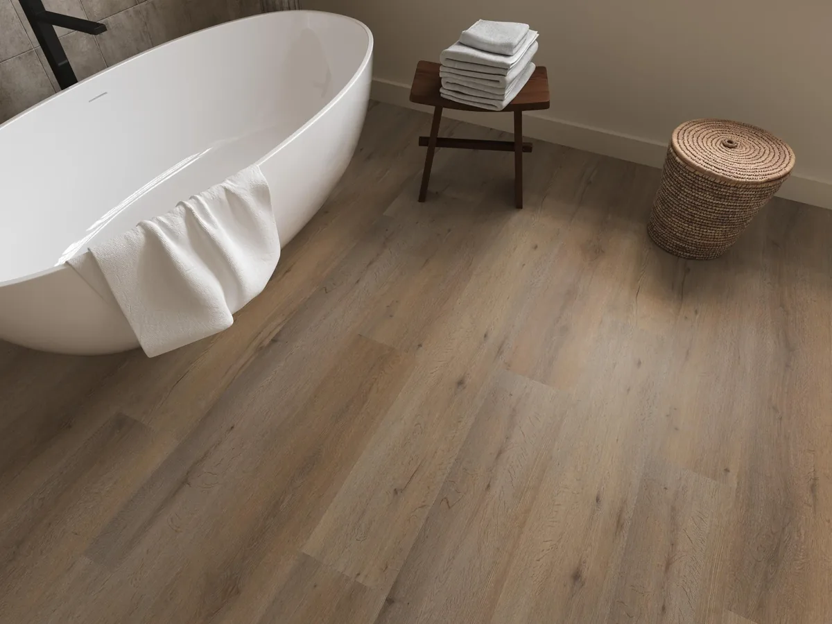 Leyton / Vivero smoky, klik pvc in een badkamer, met een vrijstaand bad en een rieten wasmand