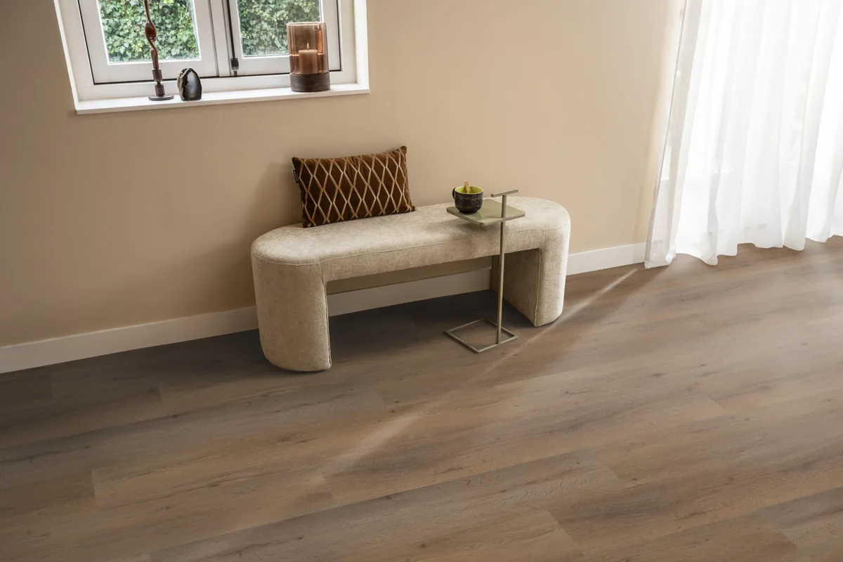 Leyton / Vivero smoky, klik pvc in een hal, met een bankje onder het raam en zonlicht over de vloer