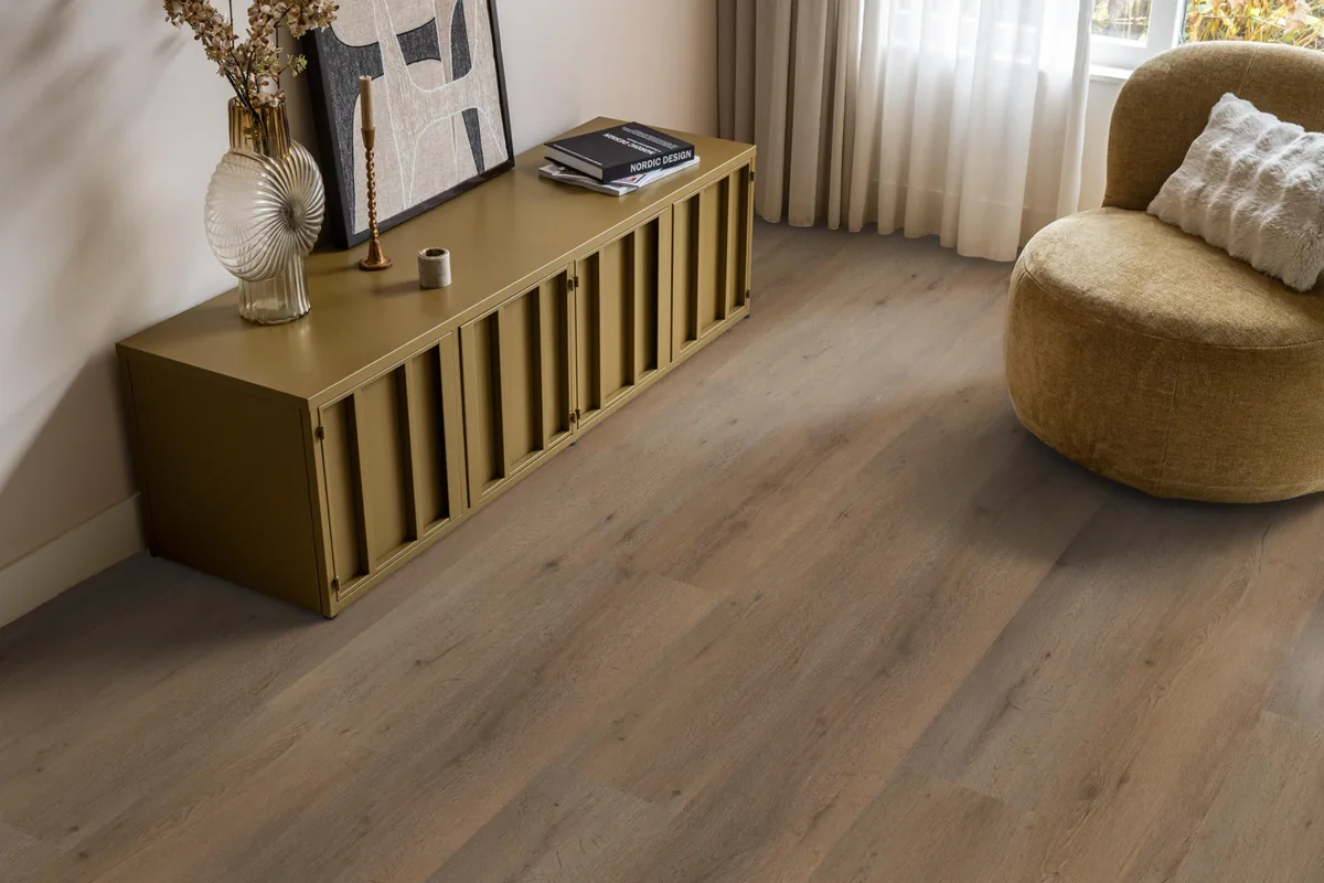 Leyton / Vivero smoky, klik pvc in een woonkamer, met een okergeel dressoir en een ronde fauteuil