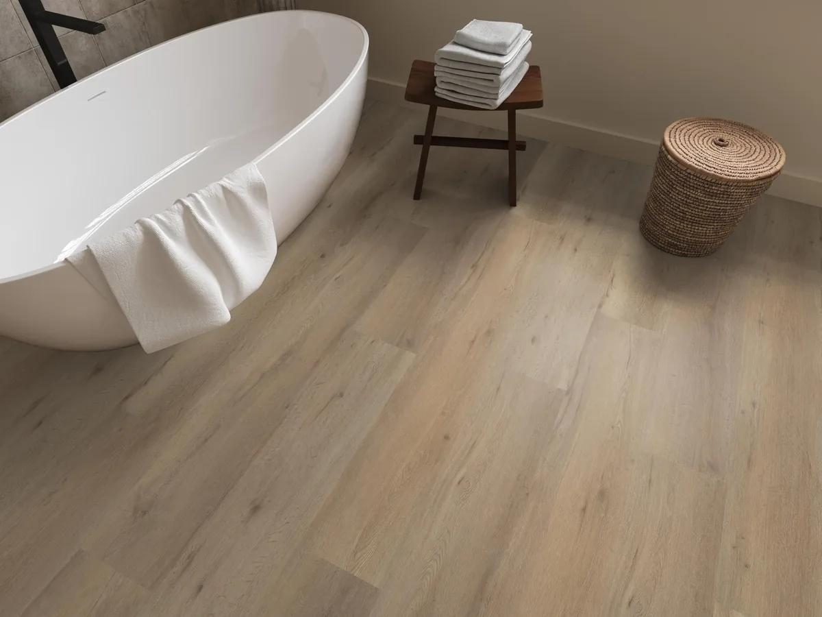 Leyton / Vivero natural oak, klik pvc in een badkamer, met een vrijstaand bad en een rieten wasmand