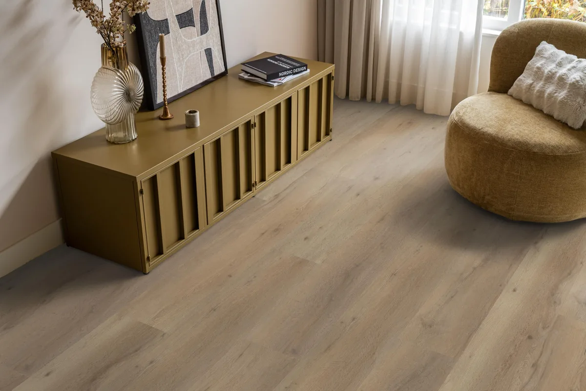 Leyton / Vivero natural oak, klik pvc in een woonkamer, met een okergeel dressoir en een ronde fauteuil