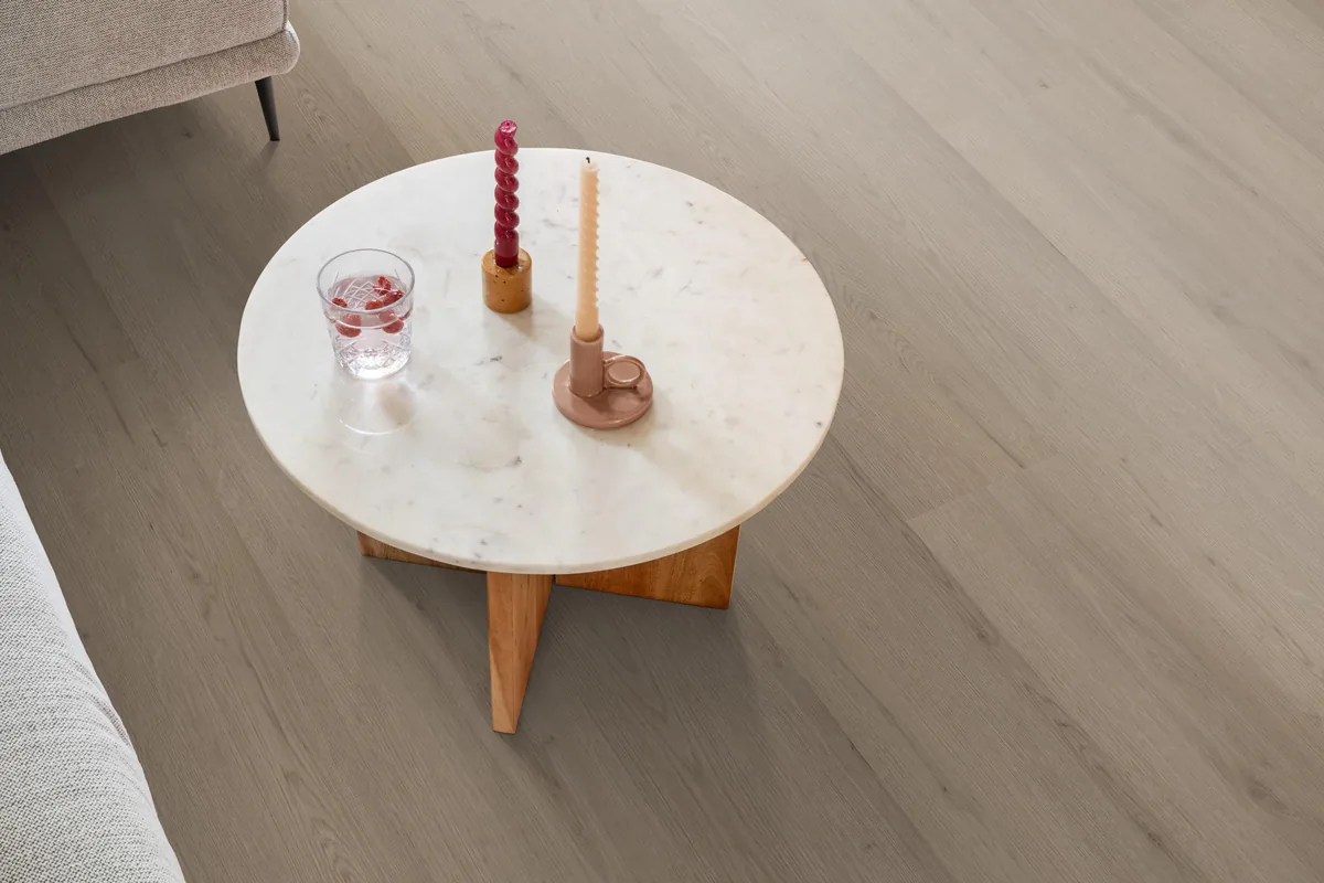Barnet / Venera smoky, plak pvc in een woonkamer, met een ronde marmeren salontafel en twee kaarsen