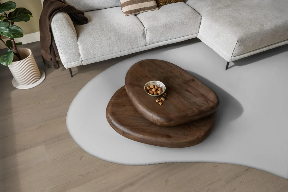 Barnet / Venera smoky, plak pvc in een woonkamer, met een lichte hoekbank en een wit vloerkleed