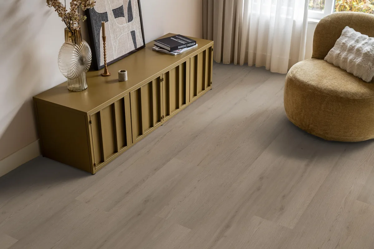 Barnet / Venera smoky, plak pvc in een woonkamer, met een okergeel dressoir en een ronde fauteuil