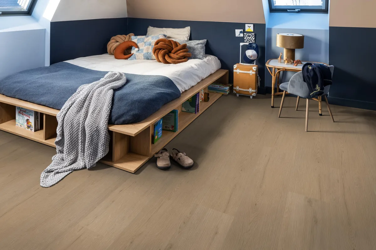 Barnet / Venera natural oak, plak pvc in een slaapkamer onder een schuin dak, met een houten bedombouw en sloffen ervoor