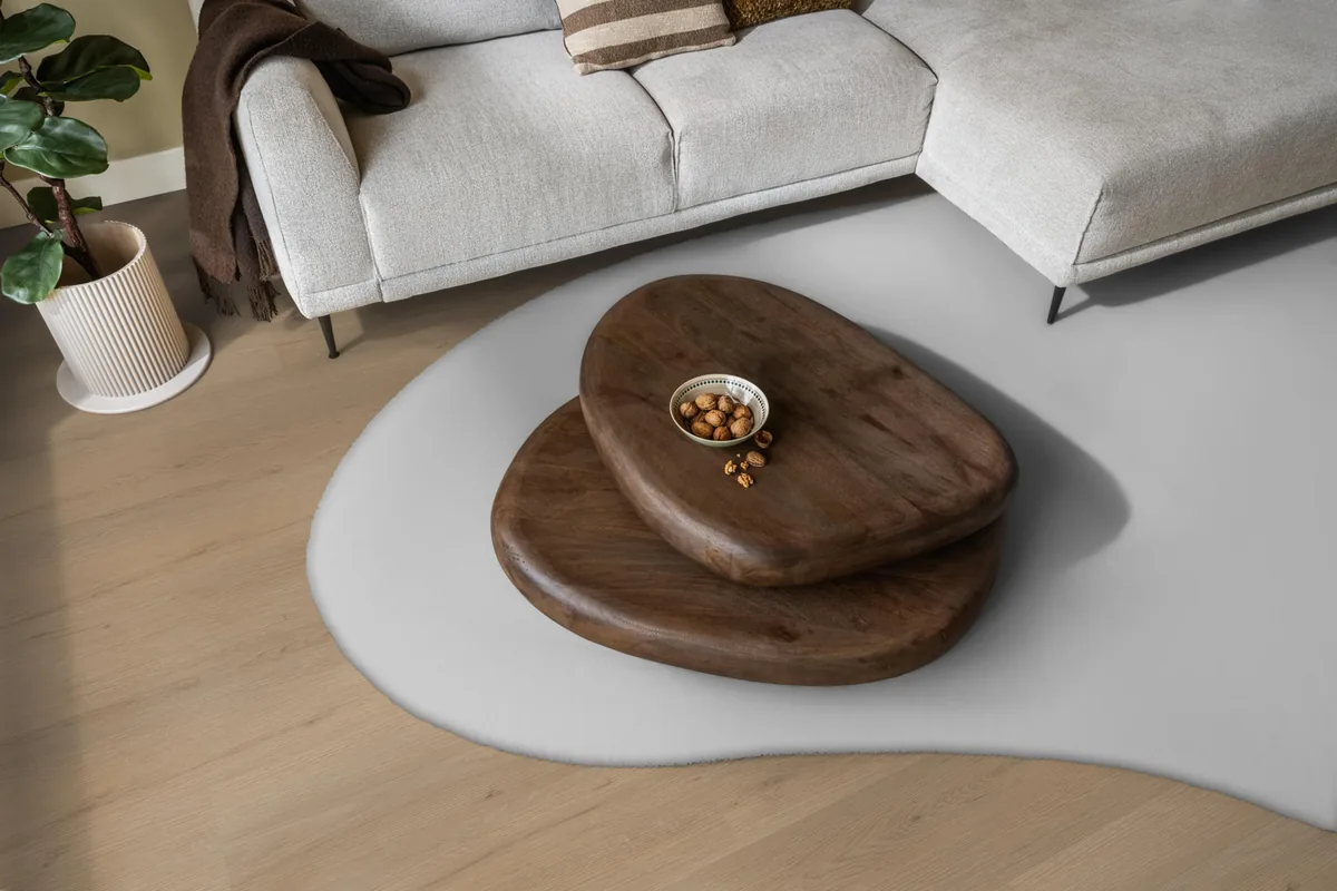 Barnet / Venera natural oak, plak pvc in een woonkamer, met een lichte hoekbank en een wit vloerkleed