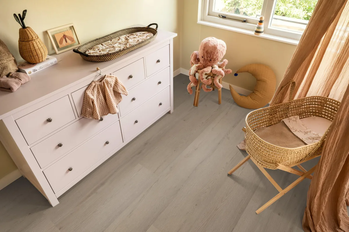 Barnet / Venera Smoky, klik pvc in een babykamer, met een witte commode en een rieten wieg