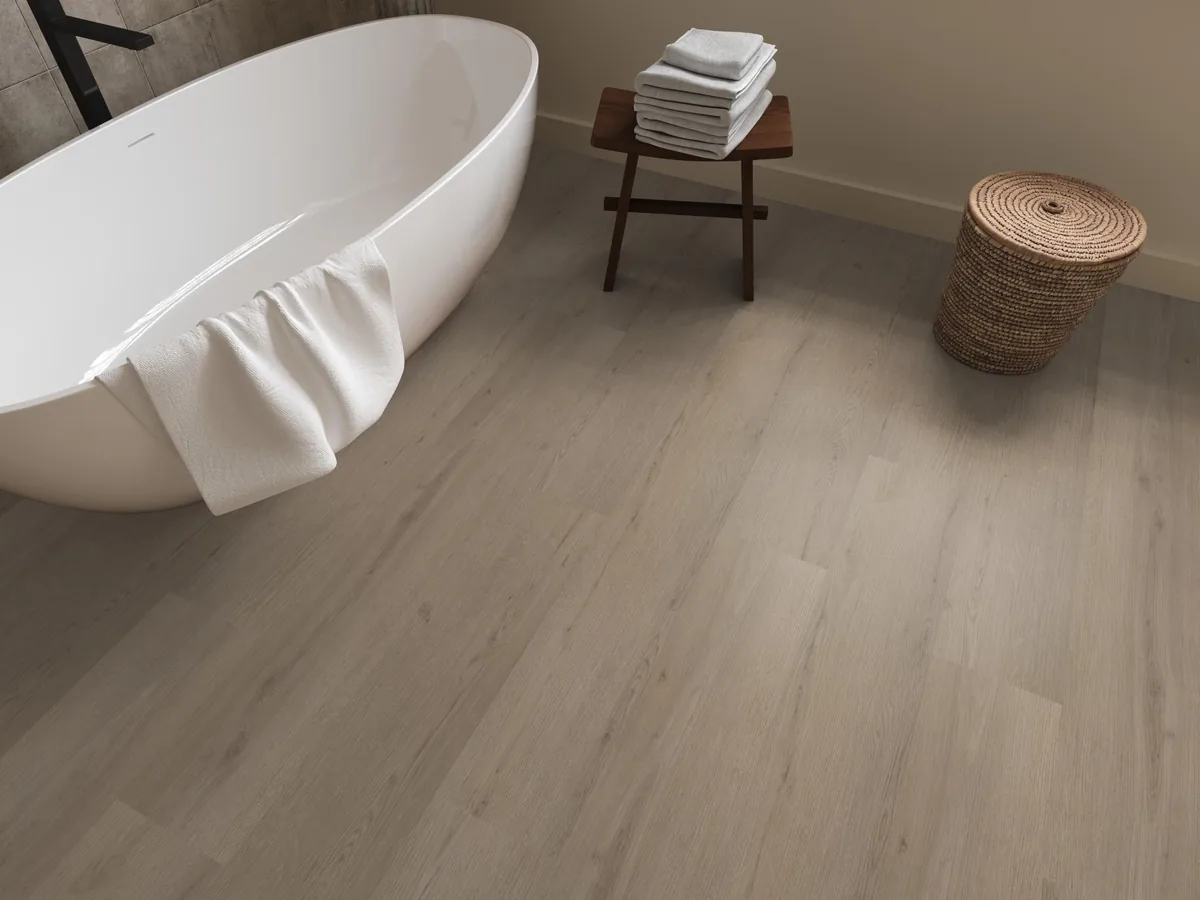 Barnet / Venera Smoky, klik pvc in een badkamer, met een vrijstaand bad en een rieten wasmand