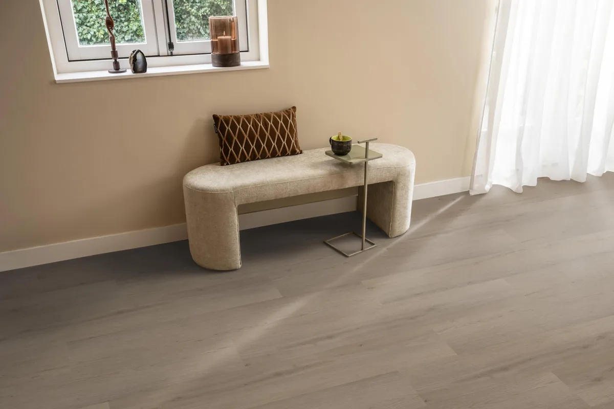 Barnet / Venera Smoky, klik pvc in een hal, met een bankje onder het raam en zonlicht over de vloer
