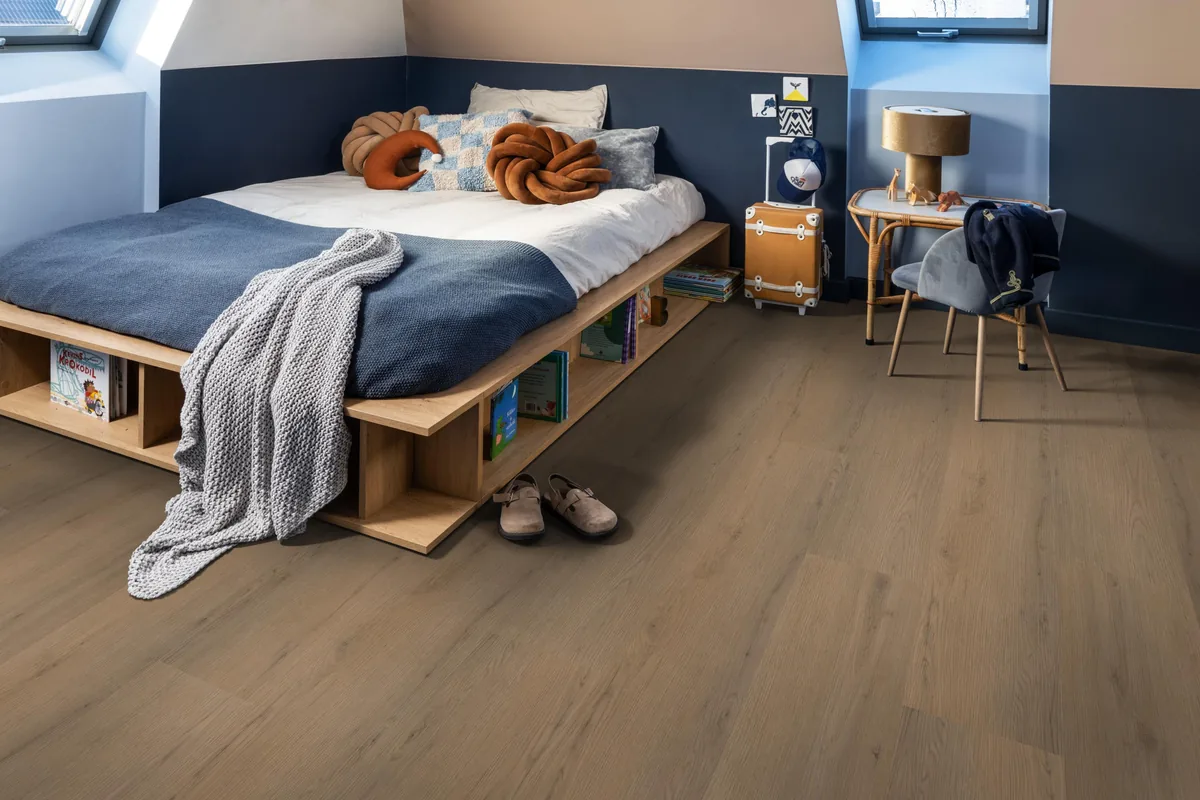 Barnet / Venera Dark oak, klik pvc in een slaapkamer onder een schuin dak, met een houten bedombouw en sloffen ervoor