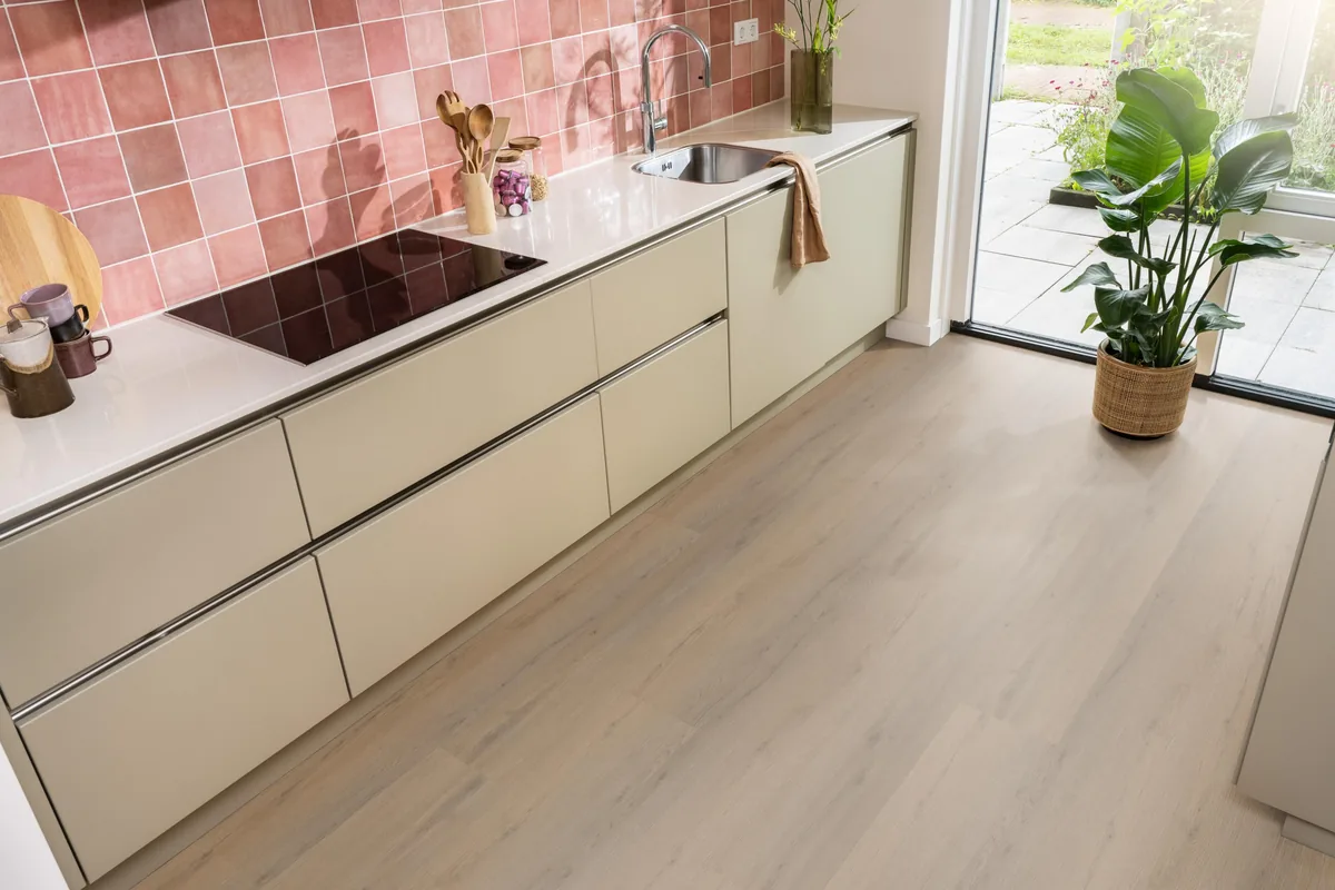 Barnet / Venera Dark oak, klik pvc in een keuken met een roze tegelwand en openslaande tuindeuren