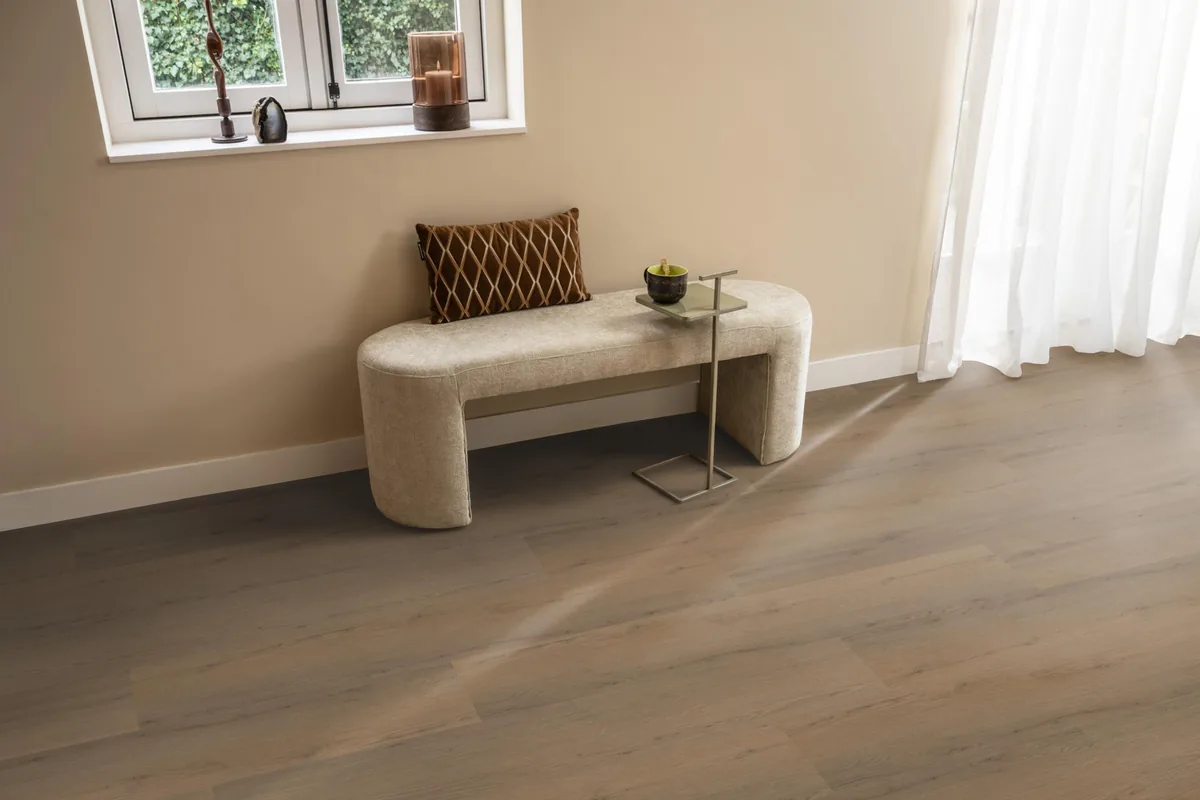 Barnet / Venera Dark oak, klik pvc in een hal, met een bankje onder het raam en zonlicht over de vloer