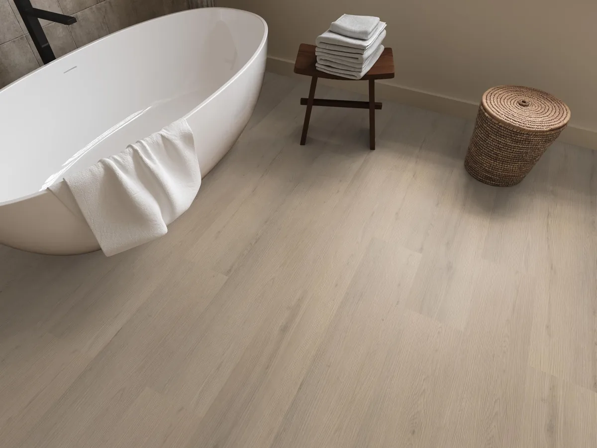 Barnet / Venera Beige, klik pvc in een badkamer, met een vrijstaand bad en een rieten wasmand