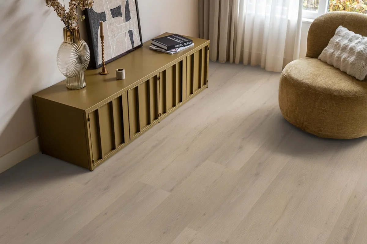 Barnet / Venera Beige, klik pvc in een woonkamer, met een okergeel dressoir en een ronde fauteuil