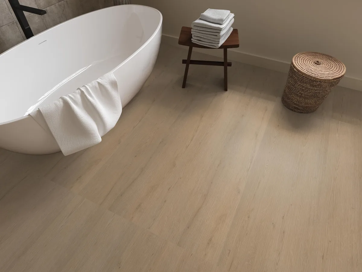 Barnet / Venera natural oak, klik pvc in een badkamer, met een vrijstaand bad en een rieten wasmand