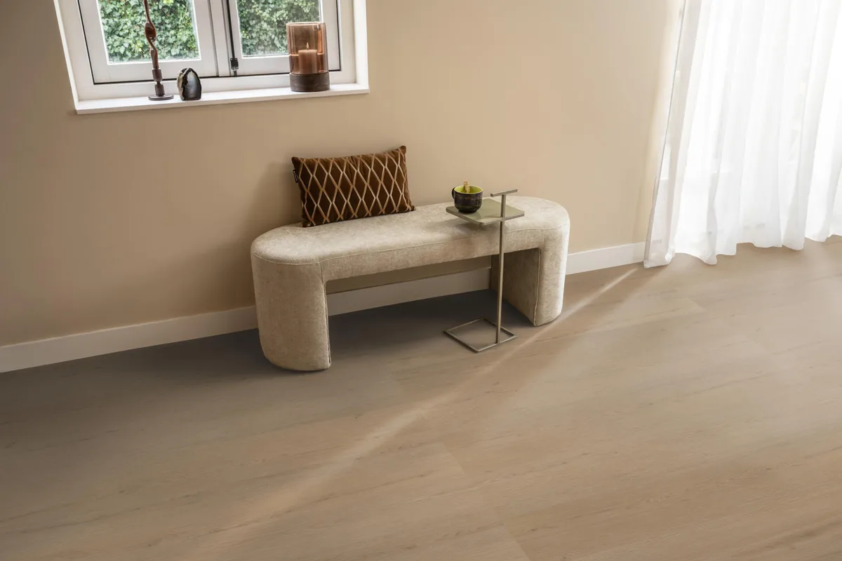 Barnet / Venera natural oak, klik pvc in een hal, met een bankje onder het raam en zonlicht over de vloer