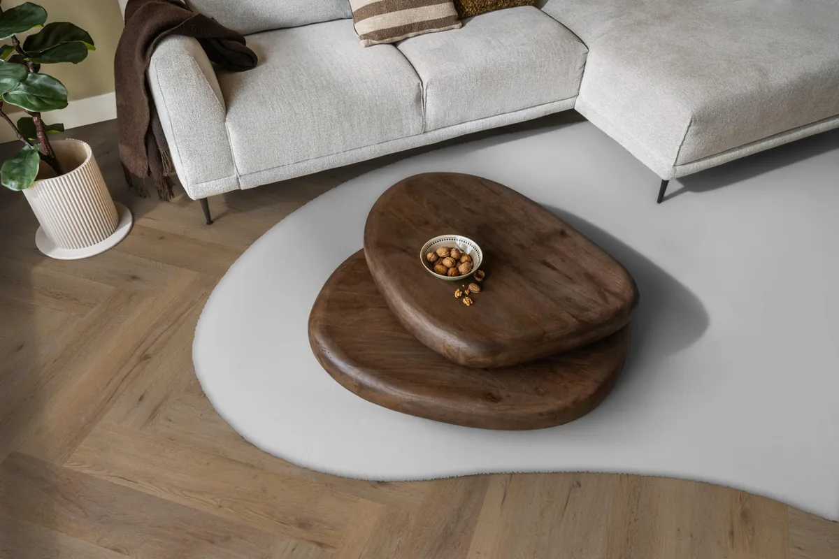 Leyton / Vivero smoky, visgraat plak pvc in een woonkamer, met een lichte hoekbank en een wit vloerkleed
